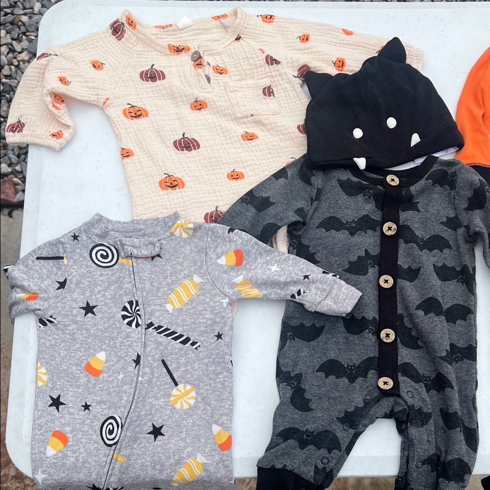 5 sets 
Halloween-Themed Kids Pajama 5 Set
